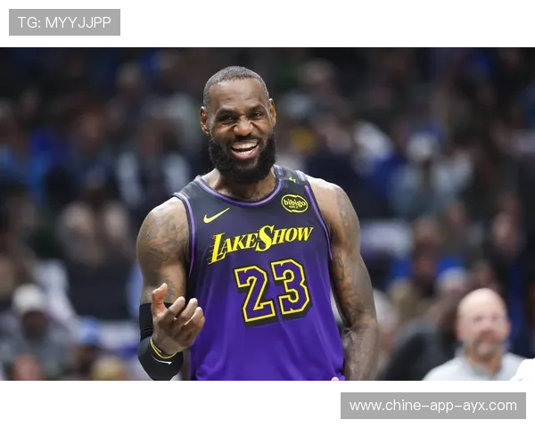 詹姆斯回归传闻点燃媒体，湖人未来格局再度被讨论