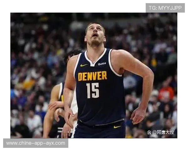 约基奇篮下转身秀脚步，掘金继续进攻连贯