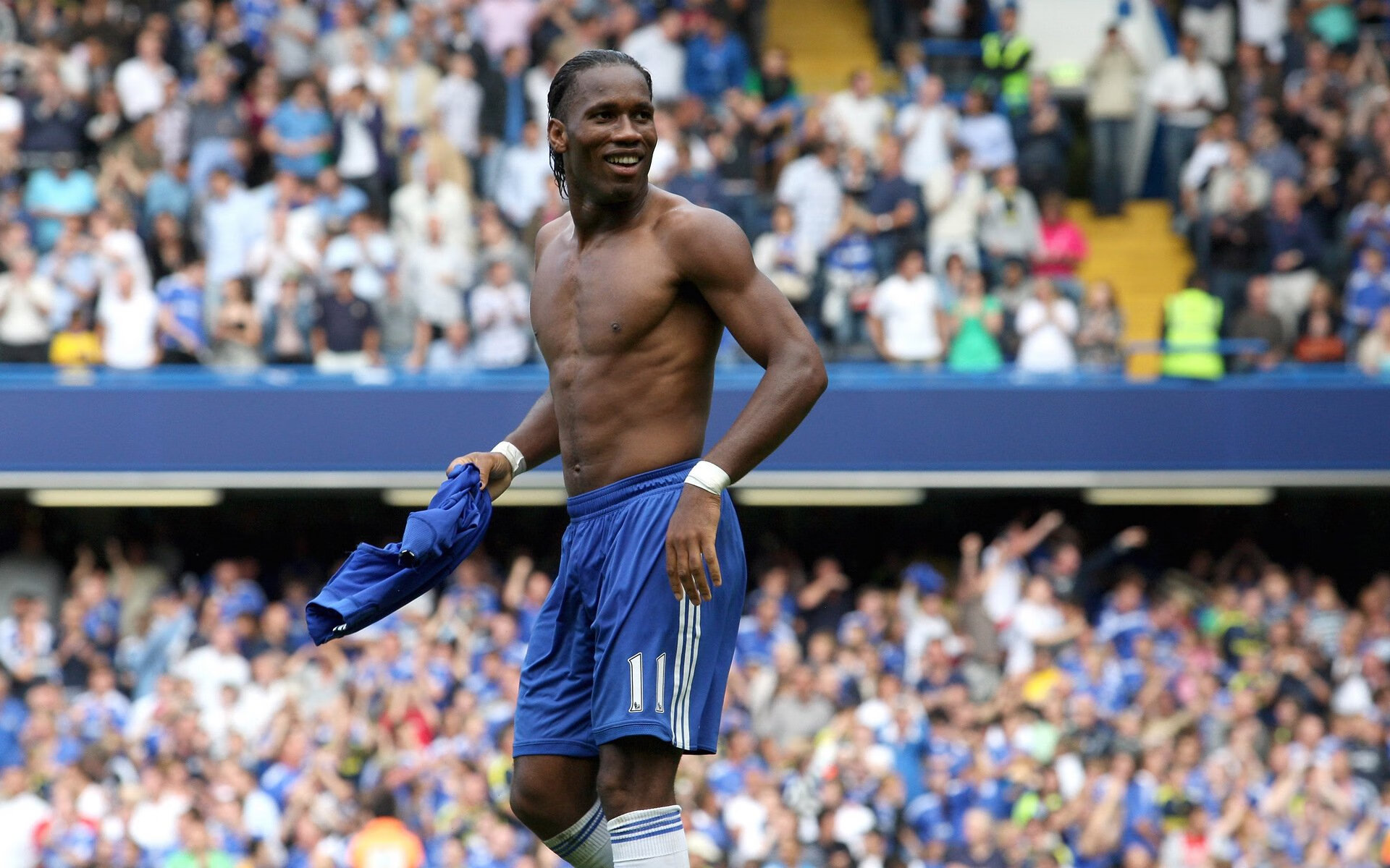 《跨界合作新亮点：电竞与时尚圈的时尚碰撞》，电子竞技多元跨界